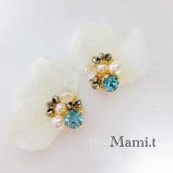 《Mami.t》青いビジューと白い花びら♡イヤリング 2枚目の画像