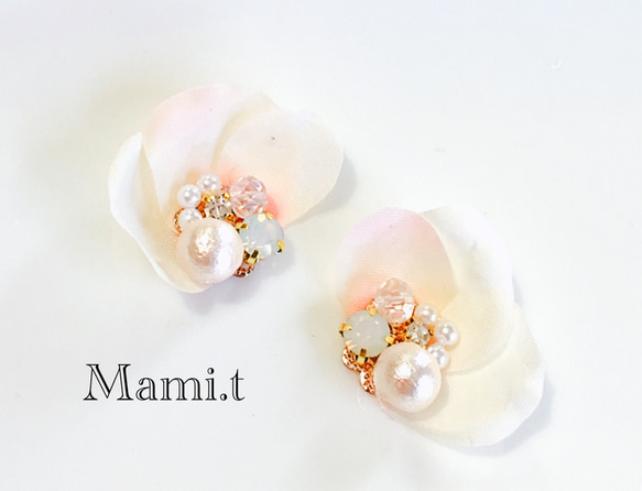 《Mami.t》花びらのピアス 1枚目の画像