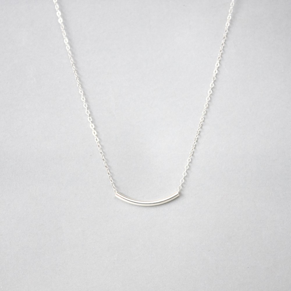CURVE BAR NECKLACE　(ロジウムシルバー) Chic Curve Bar Necklace – J&CO Jewellery