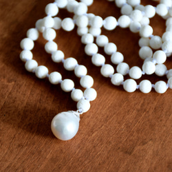 白珊瑚ビーズで手作りの淡水真珠のネックレス、天然淡水真珠 3枚目の画像