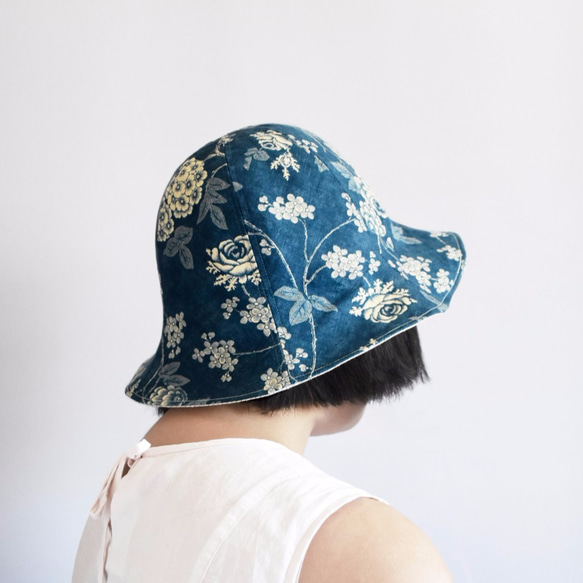 青花藍 碎花圖案手工帽子 // 雙面鬱金香帽 Tulip Hat 第5張的照片