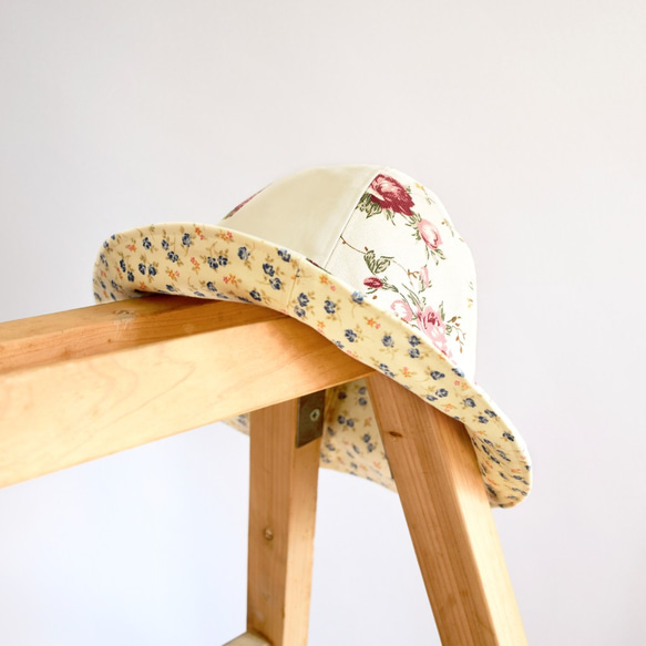 チューリップチューリップハットを両面//カントリースタイルオフホワイトの花柄のハンドメイドキャップ帽子 4枚目の画像