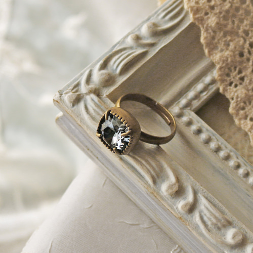 漆黒のクリスタルリング 神秘的な輝きを指先に ブラッククリスタル シルバーリング ◇オーストリア製クリスタルガラス,クリスタルシルバーナイト,ひと粒