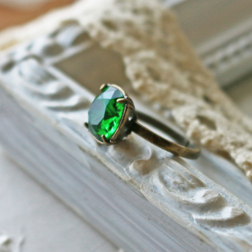 ◇スワロフスキー、ダークモスグリーン、シンプルR 指輪・リング Lazy