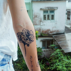 LAZY DUO 花 畫 手繪風剌青 紋身貼紙 三角 塔羅 型格 清新 台灣製 防水 防汗 黑 藍 男 素描 大 玫瑰 第2張的照片