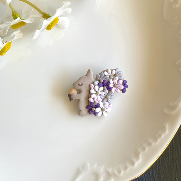 お花で着飾った小さなリスのブローチ（ベージュ） / ポリマークレイ 2枚目の画像