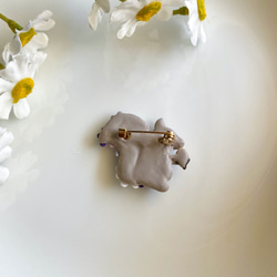 お花で着飾った小さなリスのブローチ（ベージュ） / ポリマークレイ 7枚目の画像