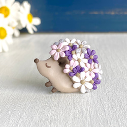 《 受注制作 》お花で着飾った小さなハリネズミのブローチ（ベージュ） / ポリマークレイ 1枚目の画像