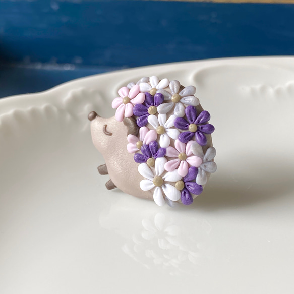 《 受注制作 》お花で着飾った小さなハリネズミのブローチ（ベージュ） / ポリマークレイ 3枚目の画像