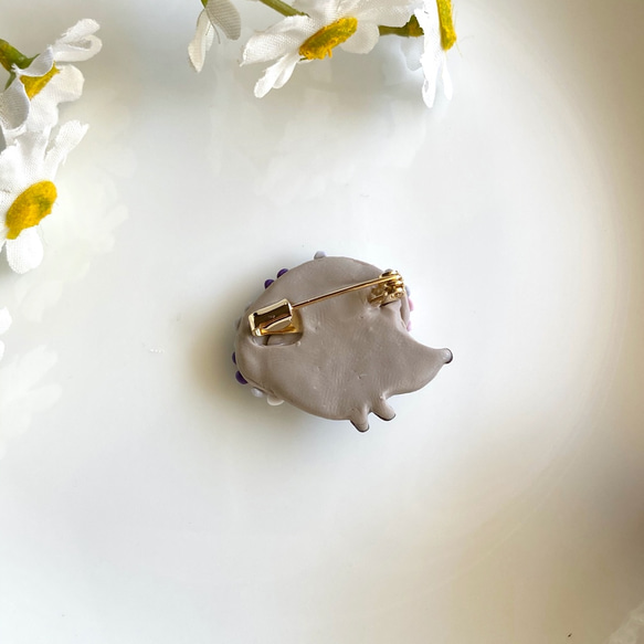 《 受注制作 》お花で着飾った小さなハリネズミのブローチ（ベージュ） / ポリマークレイ 8枚目の画像