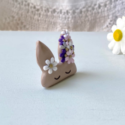 お花で着飾った小さなウサギのブローチ（ベージュ） / ポリマークレイ 6枚目の画像