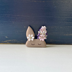 お花で着飾った小さなウサギのブローチ（ベージュ） / ポリマークレイ 8枚目の画像