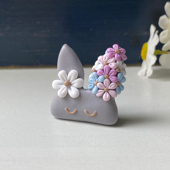 お花で着飾った小さなウサギのブローチ（グレー） / ポリマークレイ 1枚目の画像