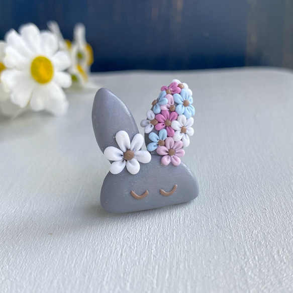 お花で着飾った小さなウサギのブローチ（グレー） / ポリマークレイ 7枚目の画像