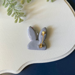 お花で着飾った小さなウサギのブローチ（グレー） / ポリマークレイ 9枚目の画像