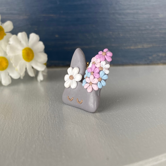 お花で着飾った小さなウサギのブローチ（グレー） / ポリマークレイ 5枚目の画像