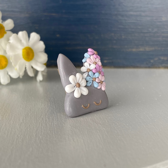 お花で着飾った小さなウサギのブローチ（グレー） / ポリマークレイ 6枚目の画像