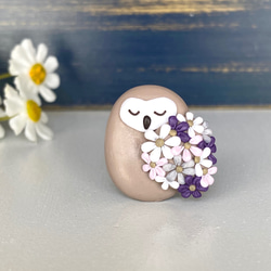 《 受注制作 》お花で着飾った小さなフクロウのブローチ（ベージュ） / ポリマークレイ 1枚目の画像