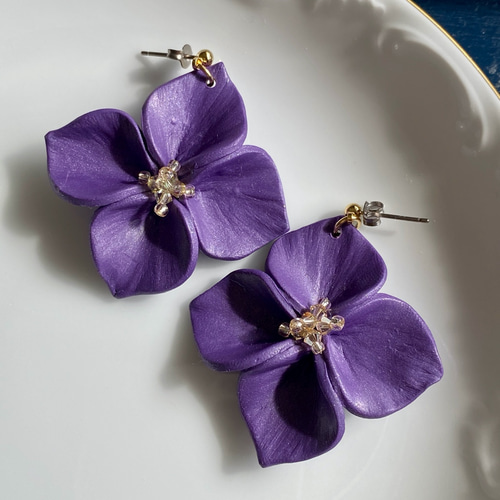 大きな花がゆれるピアス（パープル）＜イヤリング可  