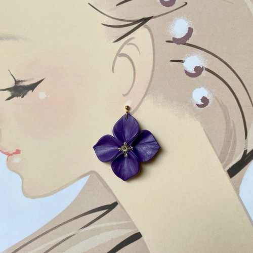 大きな花がゆれるピアス（パープル）＜イヤリング可＞ / ポリマー 