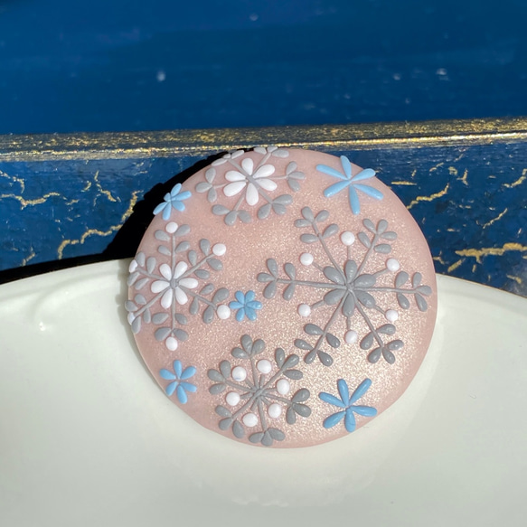 大きいまるブローチ 雪の結晶（ピンク） / ポリマークレイ 5枚目の画像