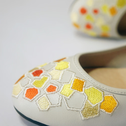 刺繡手工平底女鞋-芒果冰(淺灰) 第2張的照片