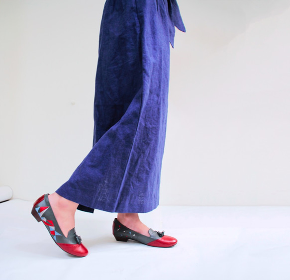 刺繡手工低跟女鞋-三角舞曲(紅藍) 第2張的照片