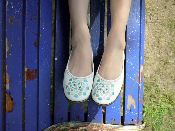 刺繡手工平底女鞋-錦簇花語(白) 第3張的照片