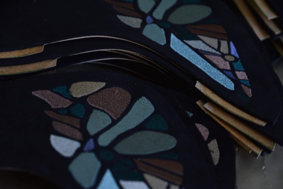 刺繍されたハンドメイドローヒールの靴 - カットアウトシューズ - ベルベットブラック（新製品） 5枚目の画像