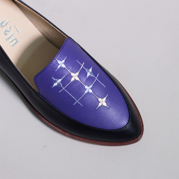 刺繡手工平底樂福鞋-花窗邊(藍紫黑) 第6張的照片