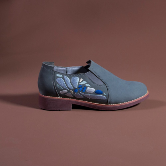 刺繡手工短靴-輿圖靴 (鐵灰藍) 第3張的照片