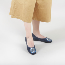 刺繡手工平底女鞋-錦簇花語(深藍) 第2張的照片