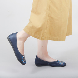 刺繡手工平底女鞋-錦簇花語(深藍) 第3張的照片
