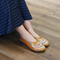 刺繡手工平底女鞋-甘樂中(焦糖棕) 第7張的照片