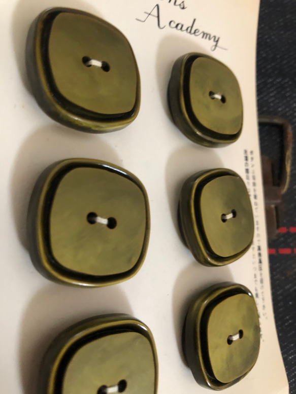 アンティーク ボタンシート 1枚 緑色 6個 ビンテージ 昭和 レトロ 個性的なボタン ハンドメイド素材 グリーン系 2枚目の画像
