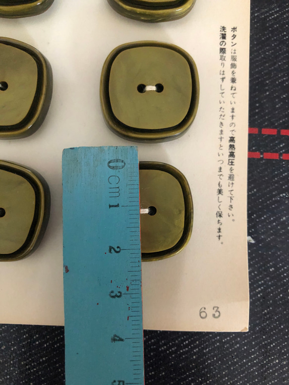 アンティーク ボタンシート 1枚 緑色 6個 ビンテージ 昭和 レトロ 個性的なボタン ハンドメイド素材 グリーン系 5枚目の画像