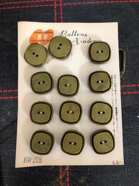 アンティーク ボタンシート 1枚 緑色 12個 ビンテージ 昭和 レトロ 個性的なボタン ハンドメイド素材 グリーン系 5枚目の画像