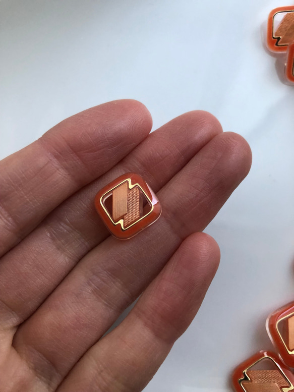 アンティーク ボタン 6個セット ビンテージ 昭和 レトロ 個性的 ハンドメイド素材 オレンジ ポップ アクセ 2枚目の画像