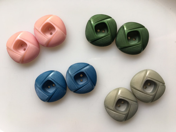 アンティーク ボタン 各2個セット ピンク 特大 ビンテージ 昭和 レトロ 個性的なボタン ハンドメイド素材 イヤリング 1枚目の画像