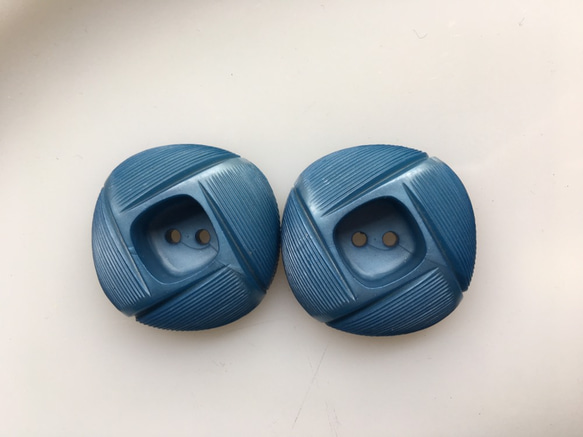 アンティーク ボタン 2個セット ブルー特大 青 ビンテージ 昭和 レトロ 個性的なボタン ハンドメイド素材 イヤリング 5枚目の画像