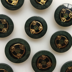アンティーク ボタン 2個 中 緑 ゴールド ビンテージ 昭和 レトロ 個性的なボタン ハンドメイド素材 イヤリング 1枚目の画像