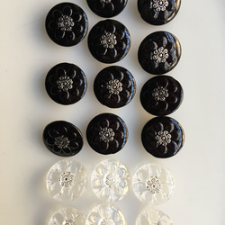 アンティーク ボタン 2個セット 黒 大 ブラックビンテージ 昭和 レトロ 個性的なボタン ハンドメイド素材 イヤリング 1枚目の画像