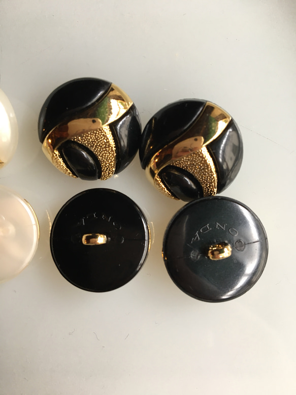 アンティーク ボタン 4個セット ブラック 黒 ビンテージ 昭和 レトロ 個性的なボタン ハンドメイド素材 イヤリング 5枚目の画像