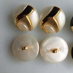 アンティーク ボタン 4個セット ホワイト 白 ビンテージ 昭和 レトロ 個性的なボタン ハンドメイド素材 イヤリング 5枚目の画像
