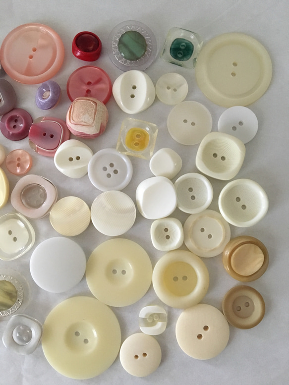 アンティーク ボタン アソート 50個セット 白系 ビンテージ 昭和レトロ 個性的なボタン ハンドメイド素材 イヤリング 3枚目の画像