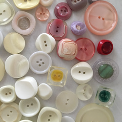 アンティーク ボタン アソート 50個セット 白系 ビンテージ 昭和レトロ 個性的なボタン ハンドメイド素材 イヤリング 4枚目の画像