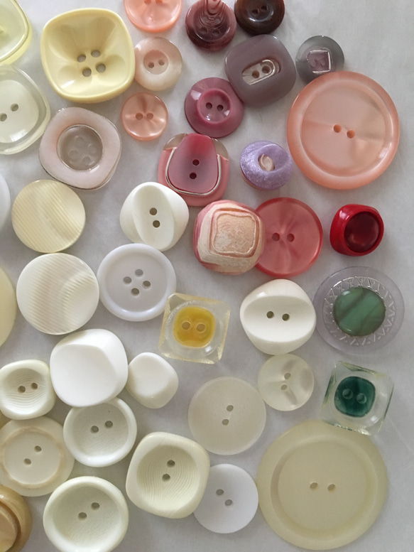 アンティーク ボタン アソート 50個セット 白系 ビンテージ 昭和レトロ 個性的なボタン ハンドメイド素材 イヤリング 4枚目の画像