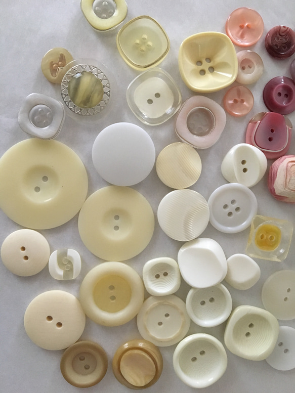 アンティーク ボタン アソート 50個セット 白系 ビンテージ 昭和レトロ 個性的なボタン ハンドメイド素材 イヤリング 5枚目の画像