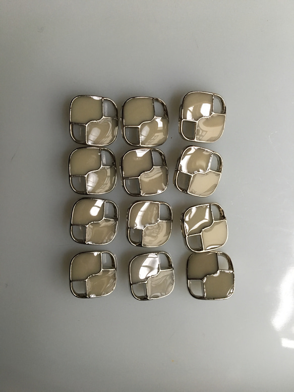 アンティーク ボタン 6個セット ビンテージ 昭和 レトロ 個性的 ハンドメイド素材 シルバー グレー 灰色 アクセ 3枚目の画像