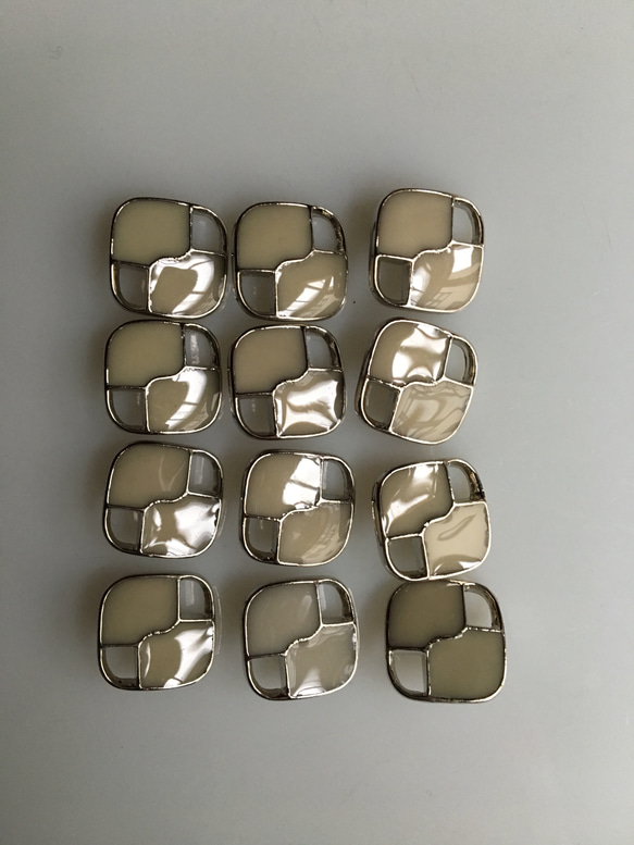 アンティーク ボタン 6個セット ビンテージ 昭和 レトロ 個性的 ハンドメイド素材 シルバー グレー 灰色 アクセ 4枚目の画像